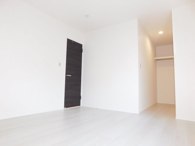 愛西市西保町森浦の新築一戸建の洋室|◇洋室◇　　明るい洋室７．０帖　大容量ウォークインクローゼット完備！