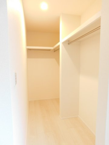 愛西市西保町森浦の新築一戸建の収納|◇大型ウォークインクローゼット◇　　家族の洋服や季節の荷物など大容量収納できます♪