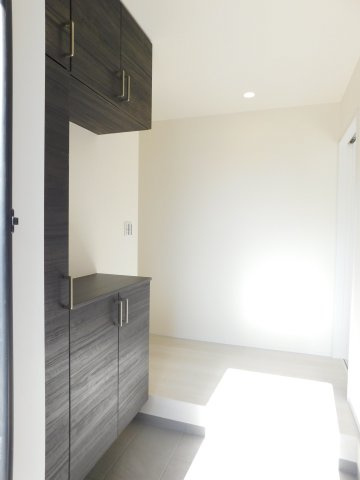 愛西市西保町森浦の新築一戸建の玄関|◇玄関収納◇　　玄関がスッキリ片付く大容量収納♪