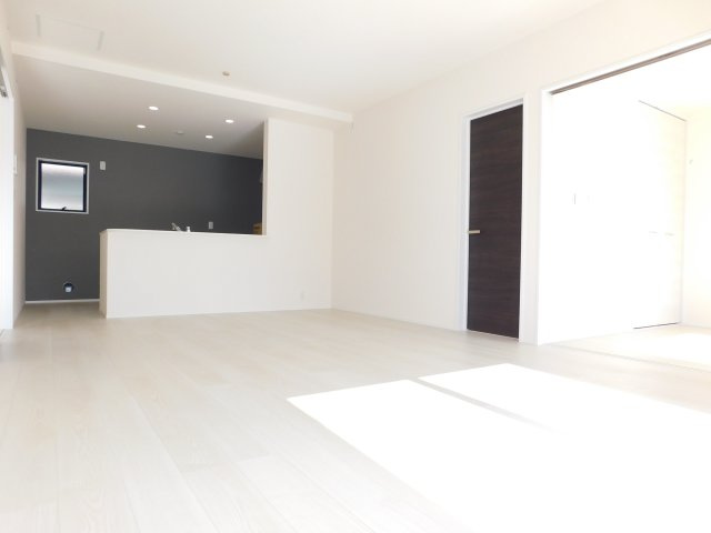 愛西市西保町森浦の新築一戸建の居間・リビング|◇リビング◇　　南面で明るいリビング１９．０帖　キッチン横から洗面室に移動できる便利な家事動線♪