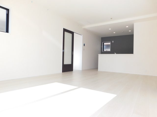 愛西市西保町森浦の新築一戸建の居間・リビング|◇リビング◇　　南面で明るいリビング１９．０帖　リビングが見渡せる子育てに嬉しい対面キッチン♪