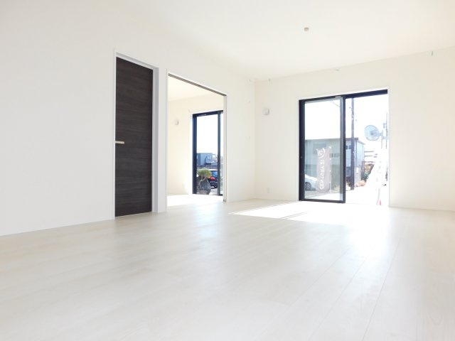 愛西市西保町森浦の新築一戸建の居間・リビング|◇リビング◇　　南面で明るいリビング１９．０帖　洋室と続き間で２３．５帖の広々空間になります♪