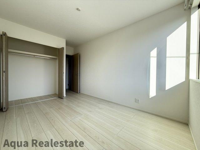 オール電化デザイナーズハウス高松市三条町⑥の洋室|使い勝手のいい寝室です