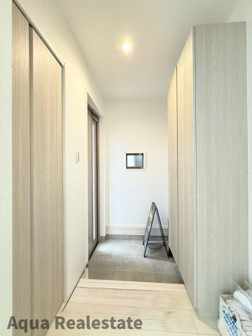 オール電化デザイナーズハウス高松市三条町⑥の玄関|明るい玄関です