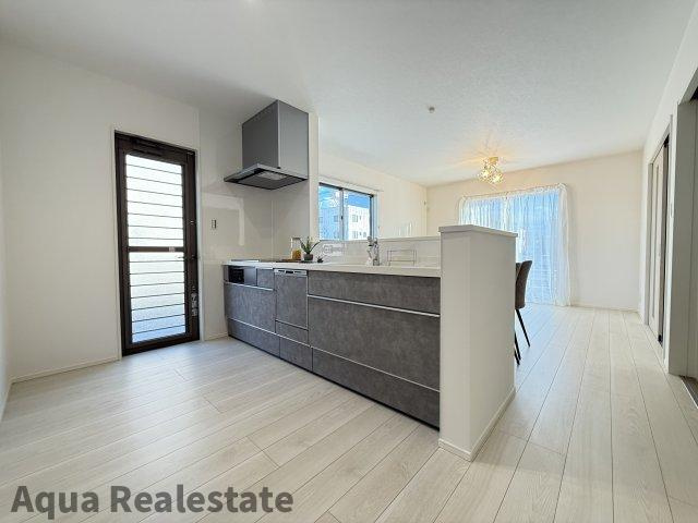 オール電化デザイナーズハウス高松市三条町⑥のキッチン|作業スペースが広く家事動線をゆったりと確保できるキッチンです。