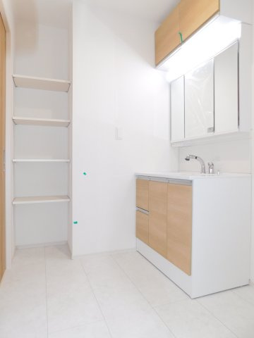 愛西市東保町中の新築一戸建の独立洗面台|◇洗面台◇　　吊戸付き三面鏡シャンプードレッサー（ワイドサイズ）　洗濯用品などが片付く収納完備！