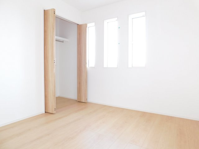 愛西市東保町中の新築一戸建の洋室|◇洋室◇　　明るい洋室５．２５帖　全居室収納完備！