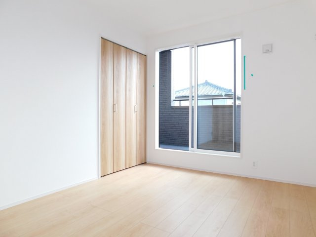 愛西市東保町中の新築一戸建の洋室|◇洋室◇　　南面で明るい洋室６．０帖　全居室収納完備！　バルコニー利用可♪　