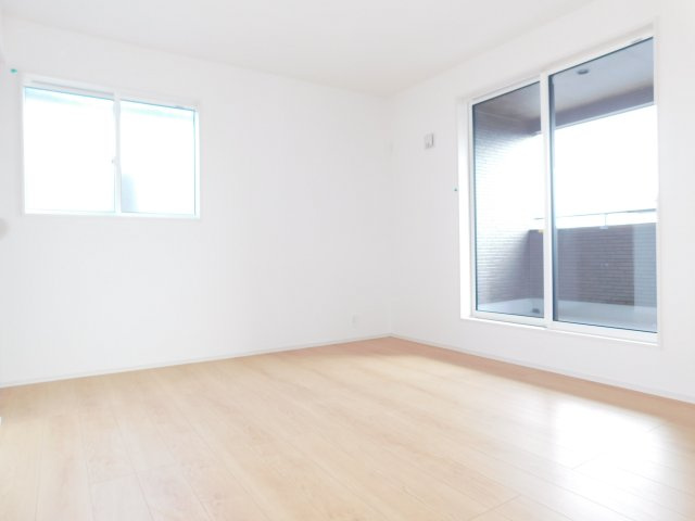 愛西市東保町中の新築一戸建の洋室|◇洋室◇　　南面で明るい洋室７．０帖　ウォークインクローゼット完備！　バルコニー利用可♪　