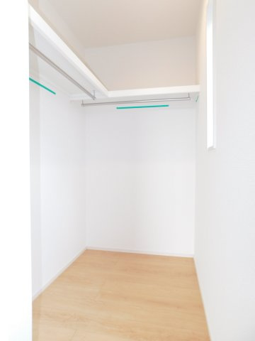 愛西市東保町中の新築一戸建の収納|◇ウォークインクローゼット◇　　家族の洋服や季節の荷物など大容量収納できます♪