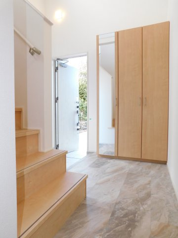 愛西市東保町中の新築一戸建の玄関|◇玄関◇　　家族の靴がスッキリと片付く大容量収納♪　上部吹抜！