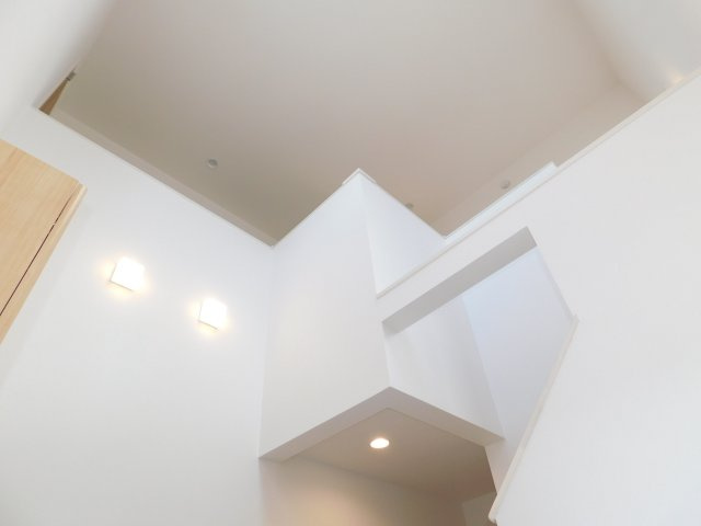 愛西市東保町中の新築一戸建のその他|◇エントランス◇　　明るく開放感のある空間を演出する吹抜のエントランス♪