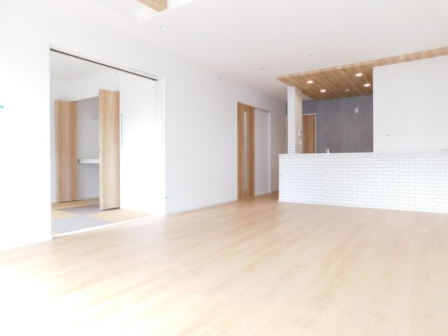 愛西市東保町中の新築一戸建の居間・リビング|◇リビング◇　　南面で明るいリビング１８．０帖　洋風和室と続き間で２３．１帖の広々空間になります♪