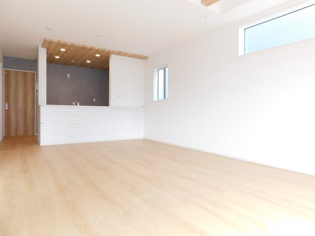 愛西市東保町中の新築一戸建の居間・リビング|◇リビング◇　　南面で明るいリビング１８．０帖　リビングや庭の様子が見渡せる対面キッチン♪