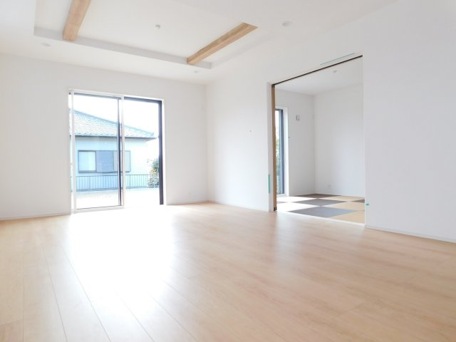 愛西市東保町中の新築一戸建の居間・リビング|◇リビング◇　　南面で明るいリビング１８．０帖　折上天井のオシャレなリビング♪