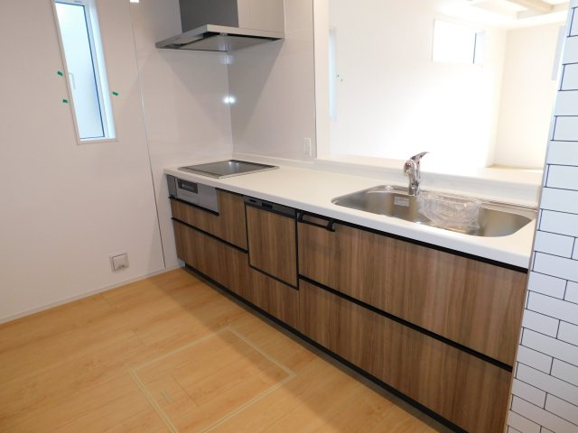 愛西市東保町中の新築一戸建のキッチン|◇キッチン◇　　人気の対面式・ＩＨコンロ・人工大理石天板システムキッチン・食洗機・浄水機能付ハンドシャワー・静音仕様シンク・薄型換気扇・スローインクローズレール・床下収納庫