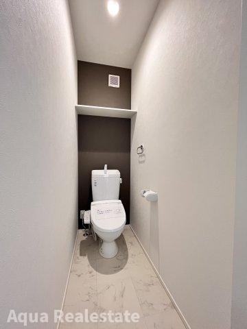 オール電化デザイナーズハウス坂出市白金町建売⑨のトイレ|いつでもお部屋をスッキリお使いいただける収納スペースを設置。