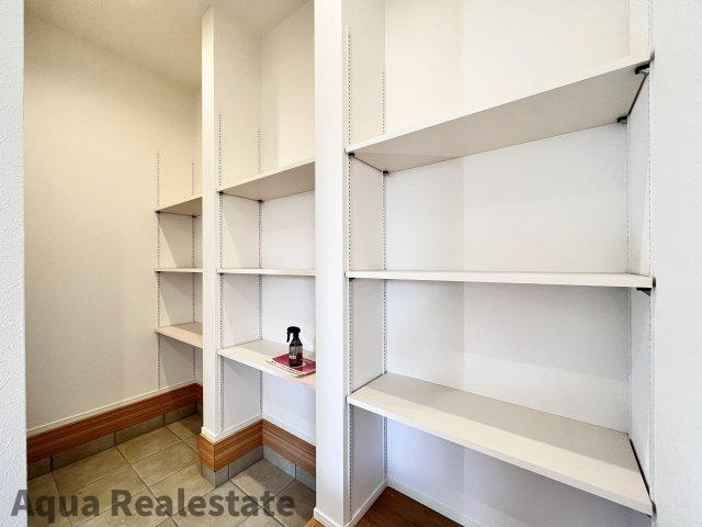 オール電化デザイナーズハウス坂出市白金町建売⑨の収納|明るい玄関です