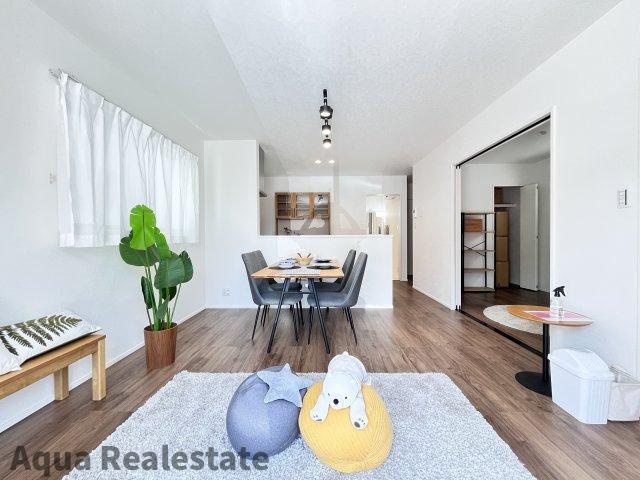 オール電化デザイナーズハウス坂出市白金町建売⑨の居間・リビング|リビングダイニングになります。ご家族揃っての素敵な空間になりそうですね。
