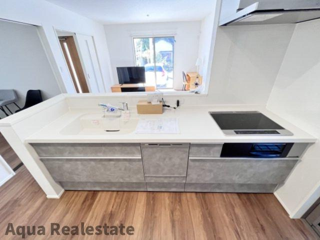 オール電化デザイナーズハウス坂出市白金町建売⑨の居間・リビング|お食事中もキッチンの奥様との会話が楽しめるダイニングキッチンスペース。