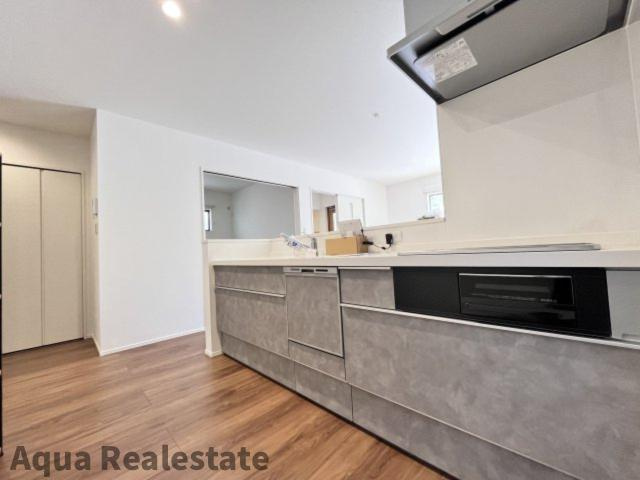 オール電化デザイナーズハウス坂出市白金町建売⑨のキッチン|作業スペースが広く家事動線をゆったりと確保できるキッチンです。