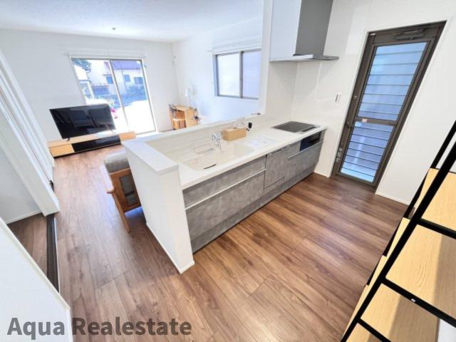 オール電化デザイナーズハウス坂出市白金町建売⑨のキッチン|作業スペースが広く家事動線をゆったりと確保できるキッチンです。