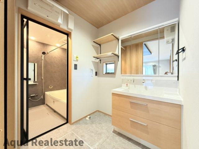 オール電化デザイナーズハウス坂出市白金町建売⑪の独立洗面台|脱衣所は小さなお子様がいるご家庭でも重宝されております。　※同仕様同タイプ室内写真