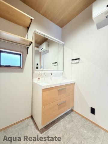 オール電化デザイナーズハウス坂出市白金町建売⑪の独立洗面台|独立洗面台で身支度をすべて済ませてしまいましょう　※同仕様同タイプ室内写真