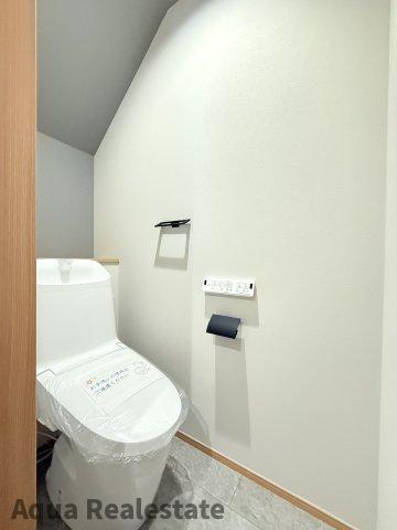 オール電化デザイナーズハウス坂出市白金町建売⑪のトイレ|シャワー洗浄機能付きのトイレは、清潔感が印象的な空間ですね。　※同仕様同タイプ室内写真