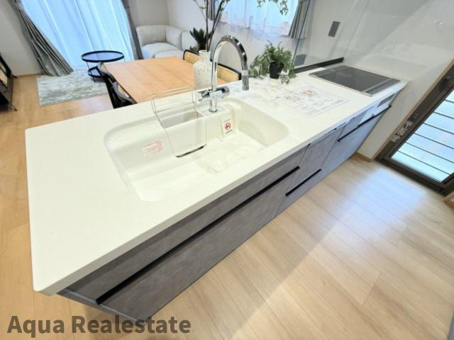 オール電化デザイナーズハウス坂出市白金町建売⑪のキッチン|お食事中もキッチンの奥様との会話が楽しめるダイニングキッチンスペース。　※同仕様同タイプ室内写真