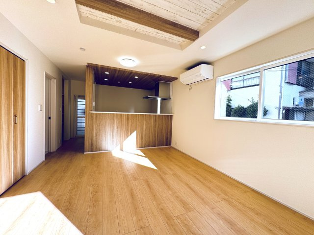 葛飾区西水元４丁目新築戸建【幸田小学校：10分】の居間・リビング|16帖リビングダイニングキッチン・床暖房付き