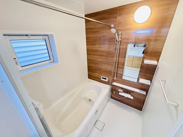 葛飾区西水元４丁目新築戸建【幸田小学校：10分】の浴室|手元で水流切り替えシャワーヘッド・足を伸ばせる広々浴槽で毎日リラックス♪