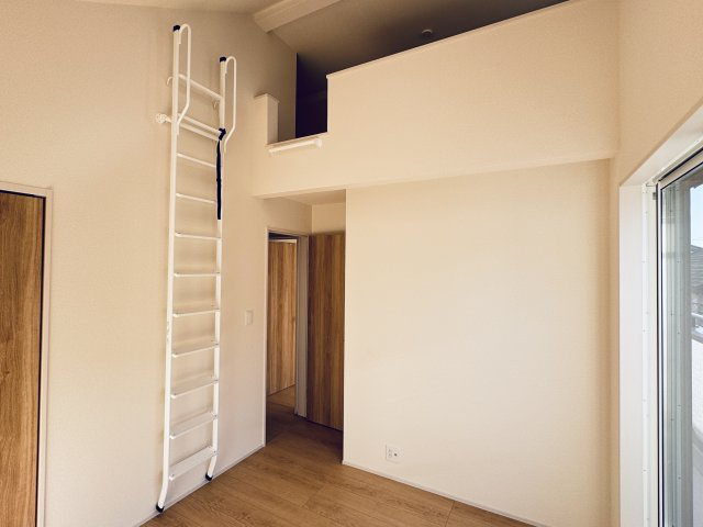 葛飾区西水元４丁目新築戸建【幸田小学校：10分】の寝室|5帖寝室・ロフト付き