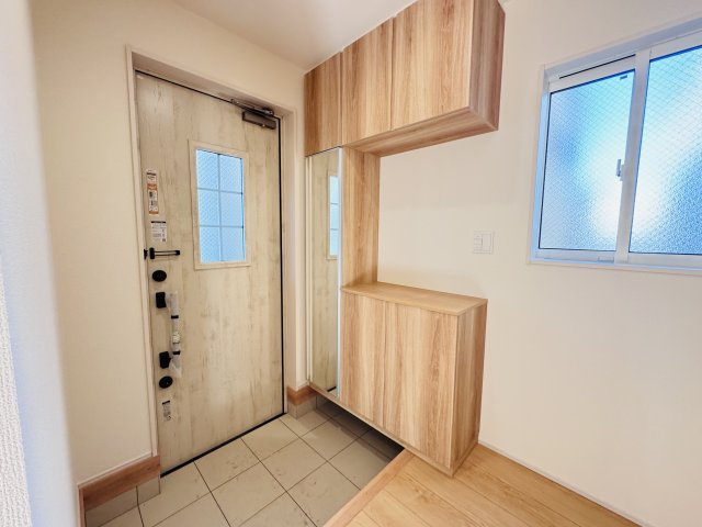 葛飾区西水元４丁目新築戸建【幸田小学校：10分】の玄関|玄関ホール・ミラー付きシューズボックス