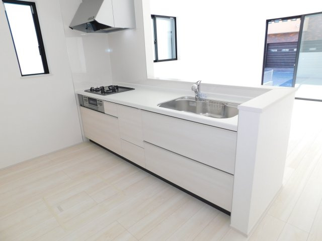 名古屋市港区名四町の新築一戸建のキッチン|◇キッチン◇　　人気の対面式・人造大理石カウンターシステムキッチン・食洗機・浄水機能付ハンドシャワー・スローインクローズレール・静音仕様シンク・Ｓｉセンサーコンロ（３口）・床下収納庫