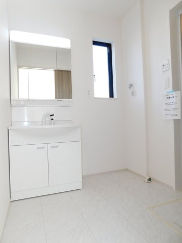 名古屋市港区名四町の新築一戸建の独立洗面台|◇洗面室◇　　三面鏡シャンプードレッサー　くもり止め仕様