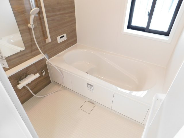 名古屋市港区名四町の新築一戸建の浴室|◇浴室◇　　広い１坪サイズ（LIXIL）・保温浴槽・エコベンチ浴槽・追い焚き・オートバス・浴室暖房乾燥機・キレイサーモフロア・バリアフリーバス・浴室窓あり