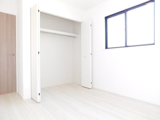 名古屋市港区名四町の新築一戸建の洋室|◇２階洋室◇　　明るい洋室約５．２５帖　全居室収納完備♪