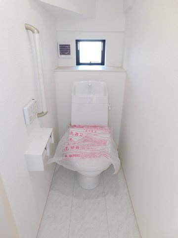 名古屋市港区名四町の新築一戸建のトイレ|◇トイレ◇　　１・２階シャワートイレ♪　節水タイプ　リモコンパネル付き