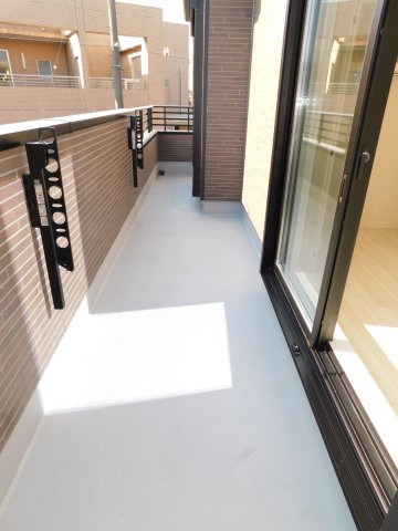 名古屋市港区名四町の新築一戸建のバルコニー|◇バルコニー◇　　南面で陽当り良好なワイドバルコニー♪　洋室２部屋から出入りできるます！