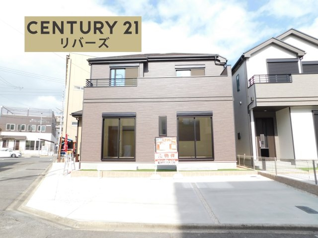 名古屋市港区名四町の新築一戸建の外観|◇ラスト１棟◇　　新価格！！いつでも見学出来ます♪（お問合せ当日、平日、水曜、夜間でもＯＫ）　開放的な角地！　南向き！　駐車並列２台ＯＫ！　続き間ＬＤＫ２２．５帖♪　南面ワイドバルコニー！