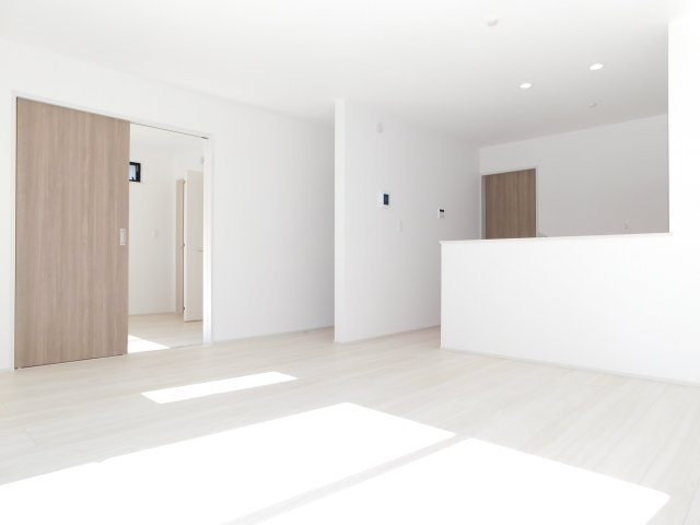 名古屋市港区名四町の新築一戸建の居間・リビング|◇リビング◇　　南面で明るいリビング約１６．５帖　インテリアの映えるワイドリビング♪