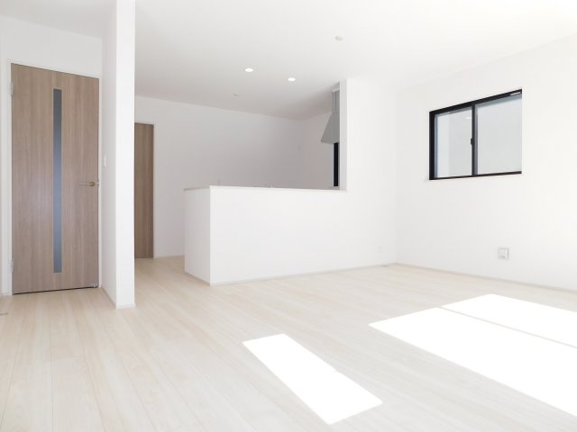 名古屋市港区名四町の新築一戸建の居間・リビング|◇リビング◇　　南面で明るいリビング約１６．５帖　子育てに嬉しい対面キッチン♪