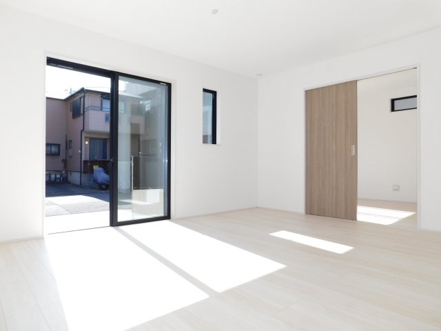 名古屋市港区名四町の新築一戸建の居間・リビング|◇リビング◇　　南面で明るいリビング約１６．５帖　隣の洋室と続き間で約２２．５帖の広々空間になります♪