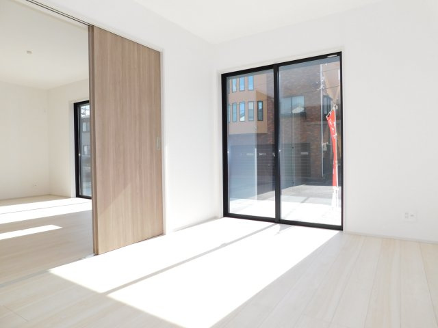 名古屋市港区名四町の新築一戸建の洋室|◇１階洋室◇　　南面で明るい洋室約６．０帖　全居室収納完備♪　リビングの続き間としても利用できます♪