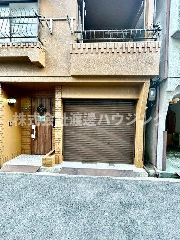 平野区瓜破４丁目一戸建の駐車場|シャッター車庫