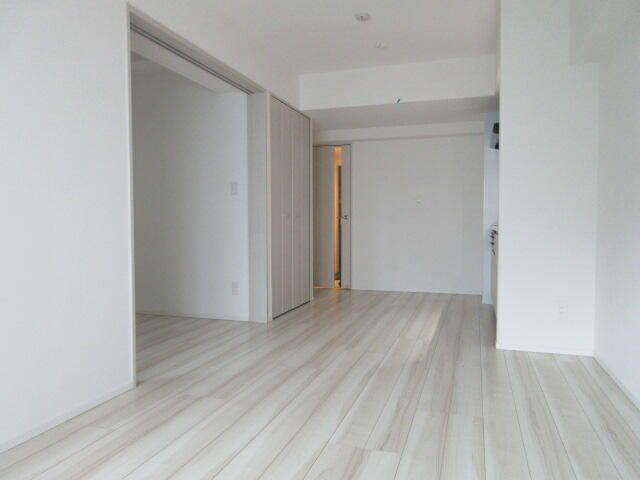 プレセダンヒルズ向島EASTの居間・リビング