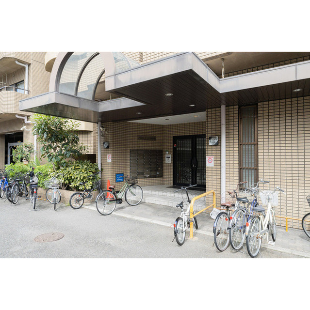 日宝ライフ放出西のエントランス