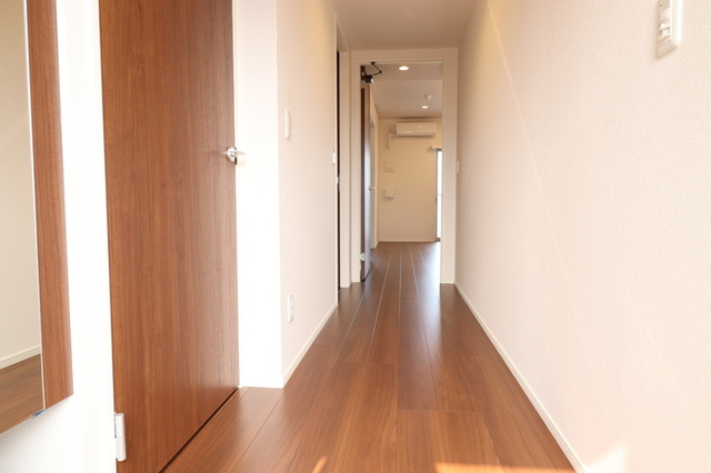 【その他】 | Dimorare | 302　廊下（玄関から居室側）