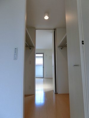 隣のお部屋につながっているウォークインクローゼット♪